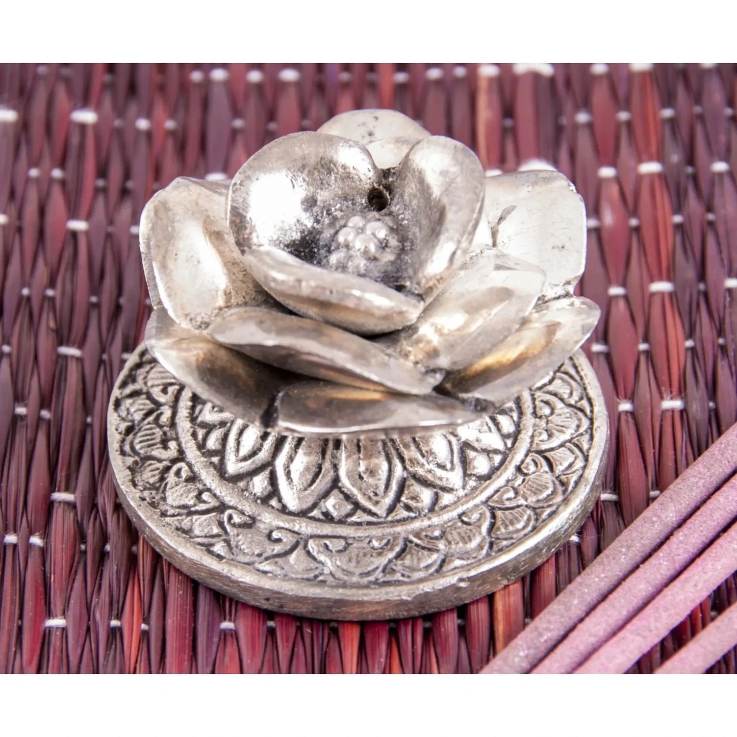 Räucherstäbchenhalter aus Metall im Rosen-Design